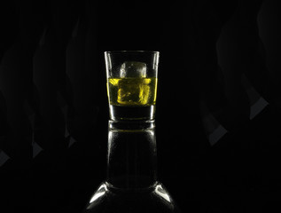 Glas auf schwarzem Grund mit Gelb