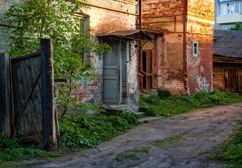 Fototapeta na wymiar The old courtyard. Streets of the city of Kostroma. Russia.