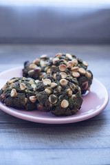 Fototapeta na wymiar Cookies au chocolat blanc et thé vert matcha