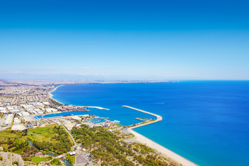 Naklejka premium Daylight aerial view of beautiful blue sea and popular seaside resort city Antalya, Turkey.