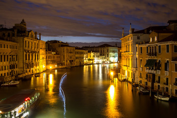 Obraz premium Canal Grande w nocy, Wenecja, Włochy.