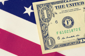 Dollar Geldscheine und die Flagge von USA