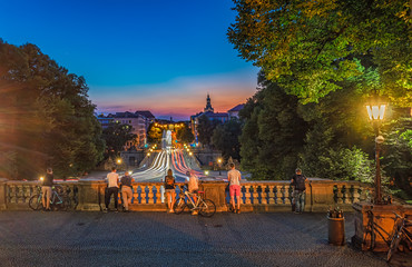 M&uuml;nchen bei Nacht - Blick auf die gut befahrene Prinzregentenstra&szlig;e bei tollem Licht