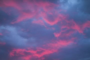 Naklejka na ściany i meble Сине - розовый фон. Натуральные облака, закат.