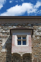 Fototapeta na wymiar Slovenia, 24/06/2018: finestra del Castello di Lubiana (Ljubljanski grad), ex fortezza medievale dell'XI secolo
