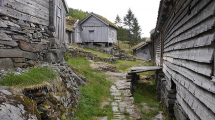 Fototapeta premium Alter Bauernhof aus dem 17. Jahrhundert, überhalb des Hylsfjorden, Norwegen