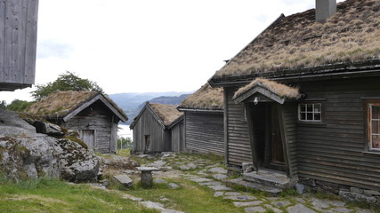 Fototapeta na wymiar Alter Bauernhof aus dem 17. Jahrhundert, überhalb des Hylsfjorden, Norwegen