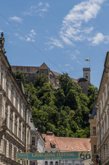 Fototapeta na wymiar Slovenia, 24/06/2018: skyline di Lubiana con vista del castello di Lubiana, ex fortezza medievale delll'XI secolo arroccata su una collina 