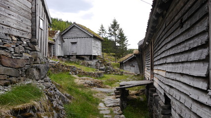 Alter Bauernhof aus dem 17. Jahrhundert, überhalb des Hylsfjorden, Norwegen