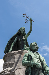 Fototapeta premium Slovenia, 24/06/2018: Lubiana, vista del Monumento a France Prešeren, statua in bronzo del poeta nazionale sloveno in piazza Prešeren