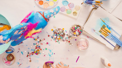 Decorating unicorn © arinahabich