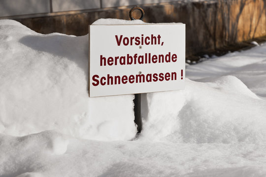 Vorsicht, herabfallende Schneemassen! 