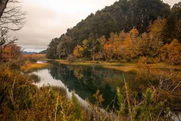 Fototapeta na wymiar Lago Villarino ubicado en el parque Nacional Nahuel Huapi, Neuquen, Argentina.