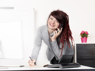 Junge Frau telefoniert im Büro