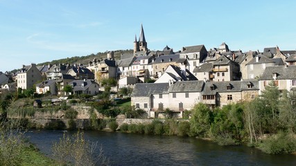 Fototapeta na wymiar Village of Saint Côme d'Olt on the edge of the river Lot, Aveyron, France