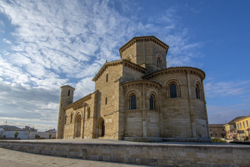 Fototapeta na wymiar Iglesia románica de Fromista en el camino de Santiago Palencia