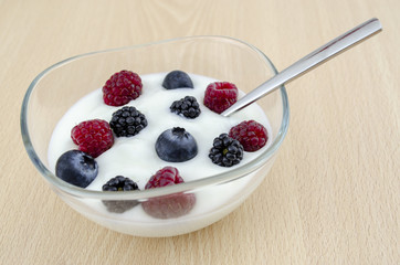 yogurt con frutos rojos en un bol de cristal 