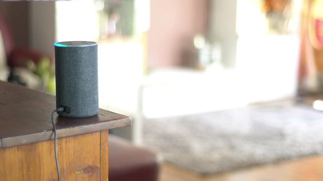 Lautsprecher mit Spracherkennung steuert Home Entertainment