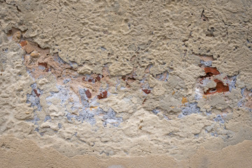 vieux mur composé de différents matériaux