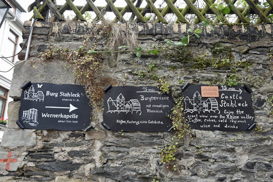bacharach, wegweiser zur burg und wernerkapelle
