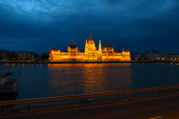 Fototapeta na wymiar Budapest parliament at night