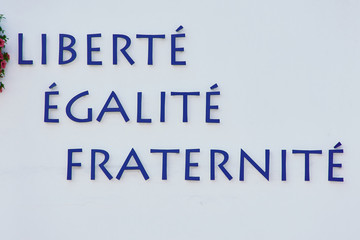 Französisches Motto der Revolution, Liberté, Egalité, Fraternité, Farbfoto von blauen...