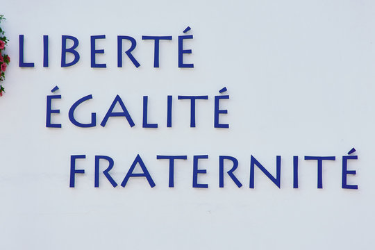 Franz&ouml;sisches Motto der Revolution, Libert&eacute;, Egalit&eacute;, Fraternit&eacute;, Farbfoto von blauen Buchstaben auf einer wei&szlig;en Wand in Frankreich