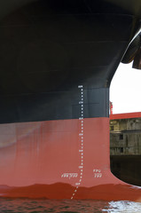 Draft marks at the bow