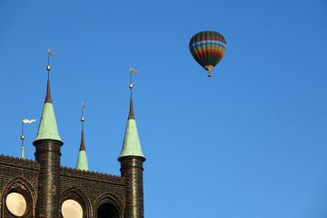 Fototapeta na wymiar Heißluftballon am Rathaus in Lübeck