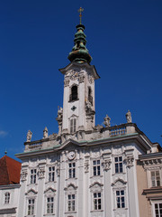 Fototapeta na wymiar Rathaus in Steyr im strahlenden Sonnenschein 