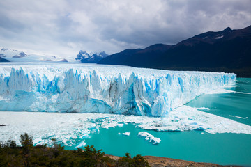 Fototapeta na wymiar Glacier Perito Moreno and mountains