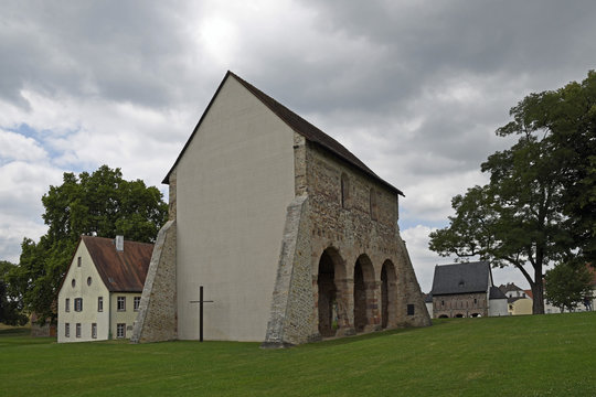 kirchenfragmente, k&ouml;nigshalle und profanbau in unesco welterbe kloster lorsch