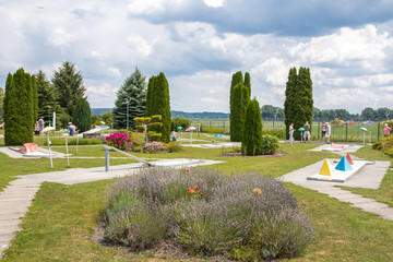 Miniaturgolfplatz in der Natur mit Himmel