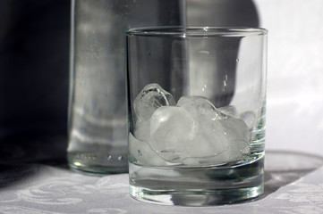 bouteille d'eau et verre avec glaçons