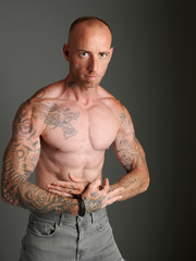 Naklejka premium Young bodybuilder showing his physiognomy.