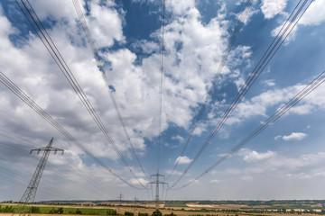 Lange Stromleitung über ländlicher Region