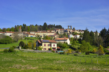 Allègre (43270) cité de caractère sur un tapis vert, département de la Haute-Loire en région...