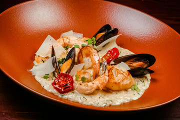mussels and shrimps in creamy sauce