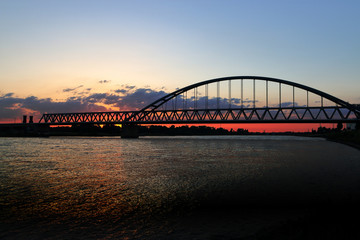 Fototapeta na wymiar Hammer Eisenbahnbrücke in Düsseldorf am Abend
