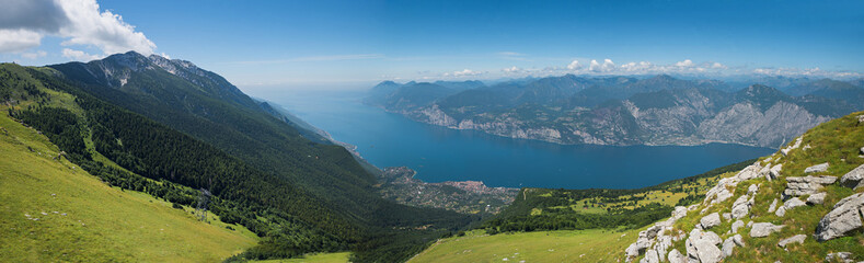 Fototapeta na wymiar Schöne Aussicht vom Monte Baldo auf den Gardasee