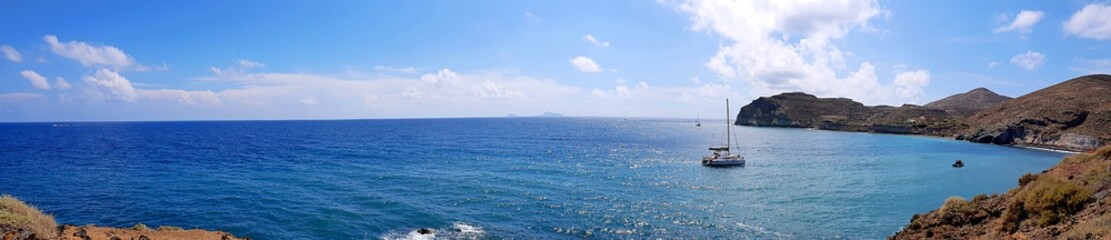 Fototapeta premium Panoramic view of the stunning coastline in (Akrotiri), Santorini, Greece