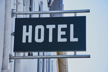 Hotel Schild in Frankreich
