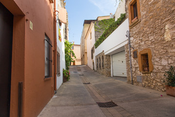 Fototapeta na wymiar streets of the city of Begur in Spain, a sunny day