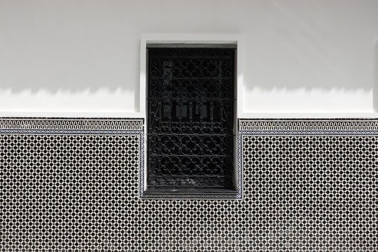 Fen&ecirc;tre avec grille &agrave; motifs orientaux en fer forg&eacute;