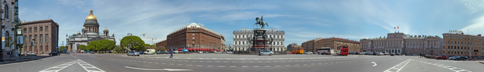 Fototapeta na wymiar St. Isaac-s square St-Petersburg