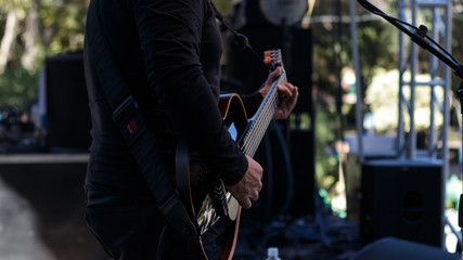 Hombre tocando guitarra eléctrica en el escenario