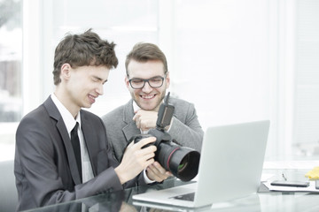Fototapeta premium qualified photographers choose photos to upload files to their laptops
