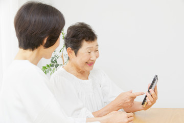 女性　親娘　スマートフォン