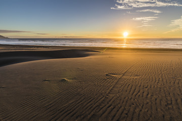 Fototapeta na wymiar Amazing sunset over the Pacific Ocean at 