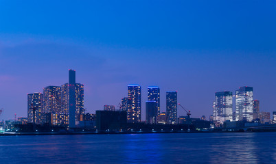 Fototapeta na wymiar 東京夜景・晴海のタワーマンション群と建設中・オリンピック選手村エリア